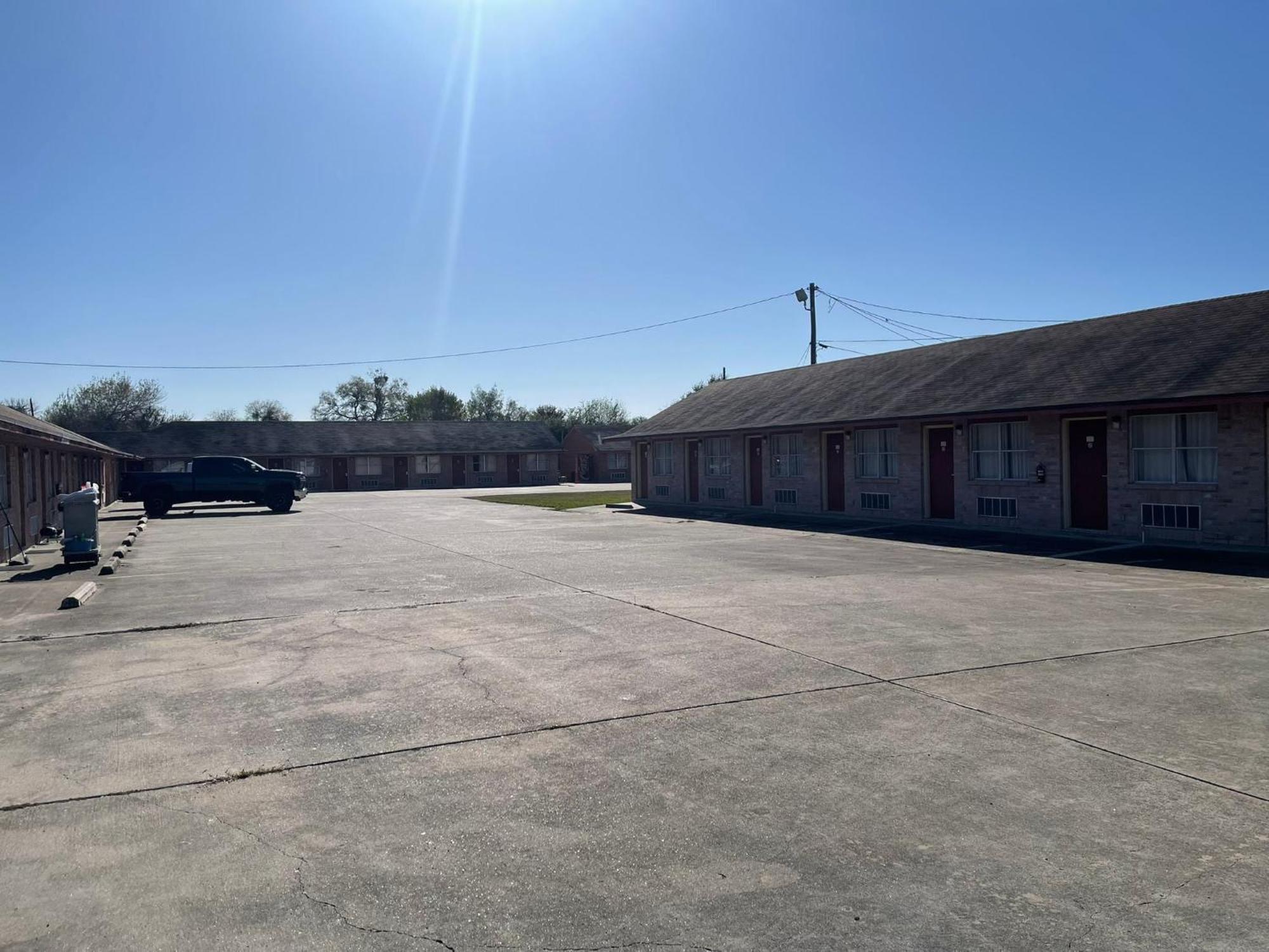 Lakeside Inn & Suites By Oyo Mathis I 37 Exterior foto